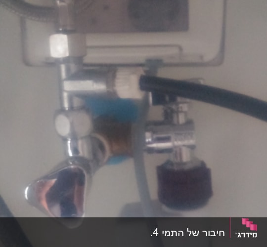צינורות מתכת וברזים מתחת לכיור